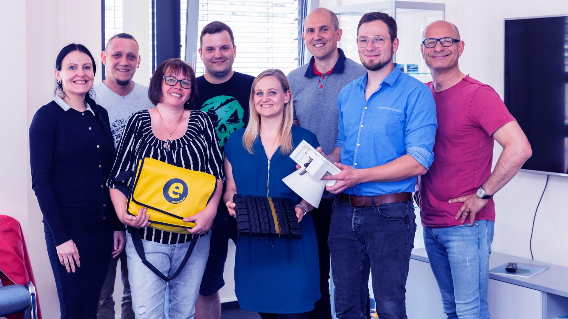 Die Beteiligten im Projekt posieren für ein Gruppenbild.