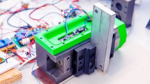 Apparatur mit vielen Drähten.