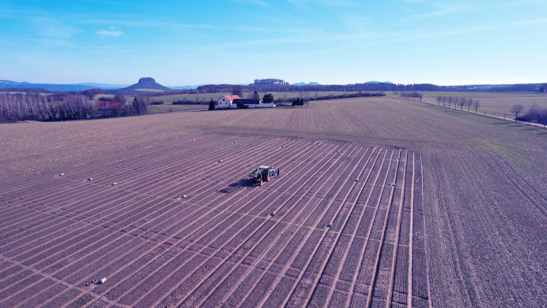 Traktor auf einem Feld.