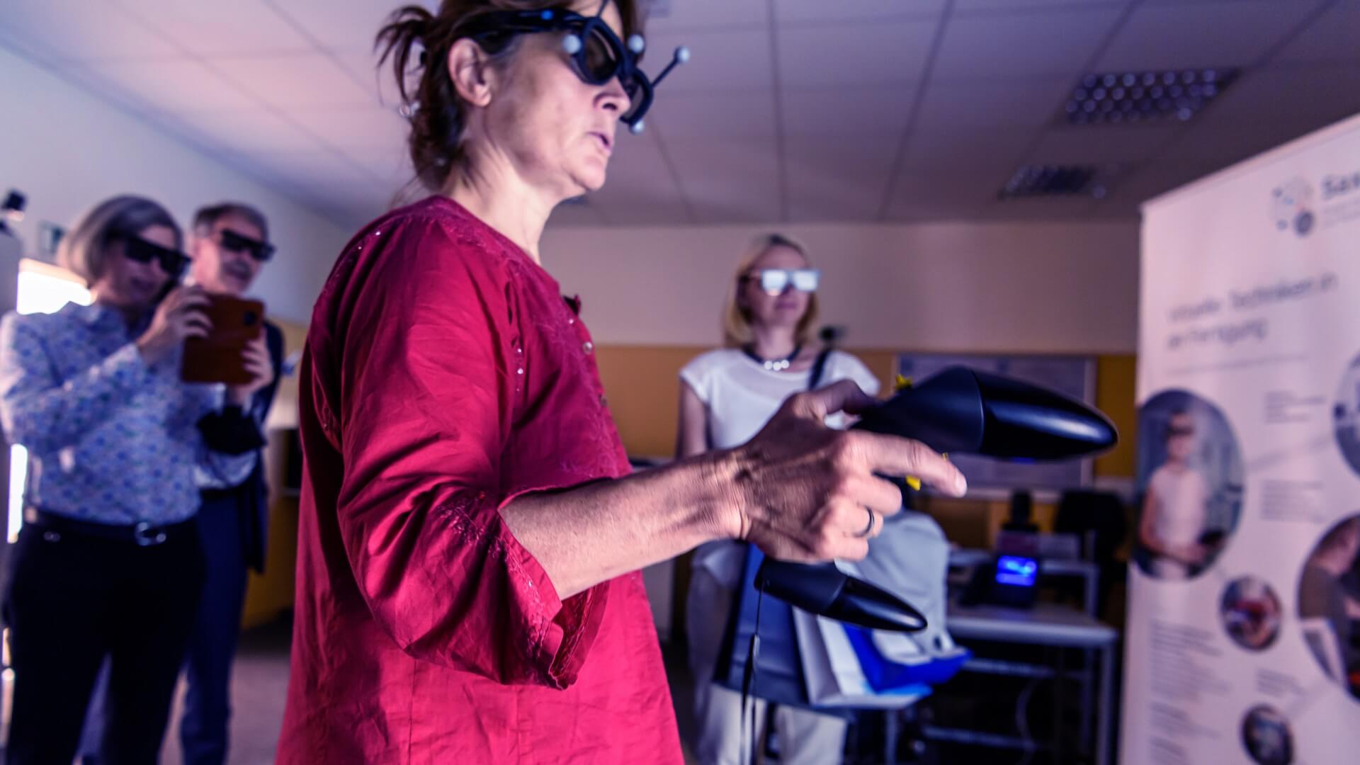 Person mit VR Brille und Joystick.